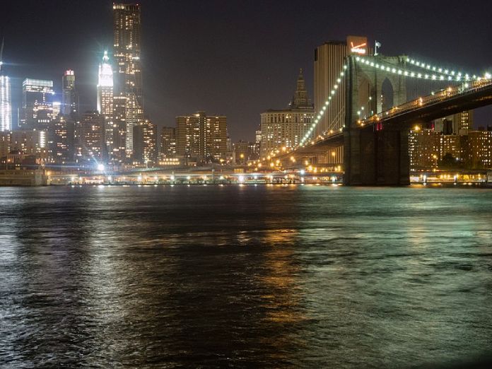Ejemplos de megalópolis. Vista nocturna de Manhattan y el Puente de Brooklyn. Junio 2011.
