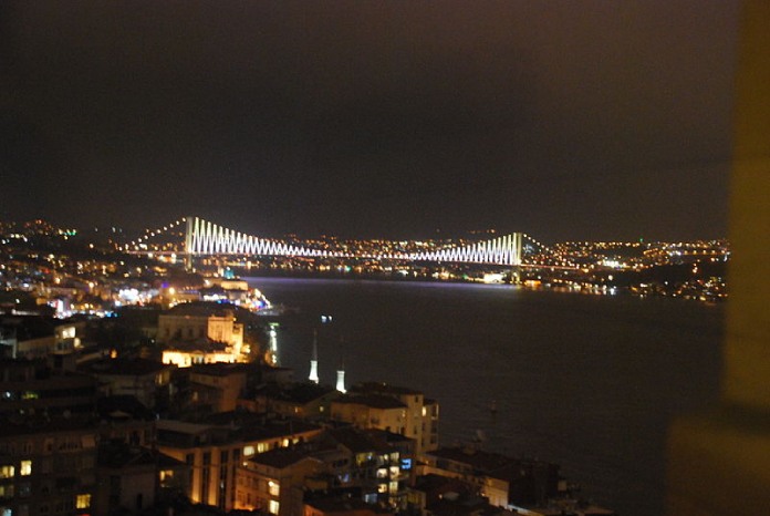 Ejemplos de megalópolis. Estambul. Vista nocturna del estrecho y puente del Bósforo desde el edificio del Consulado Alemán.