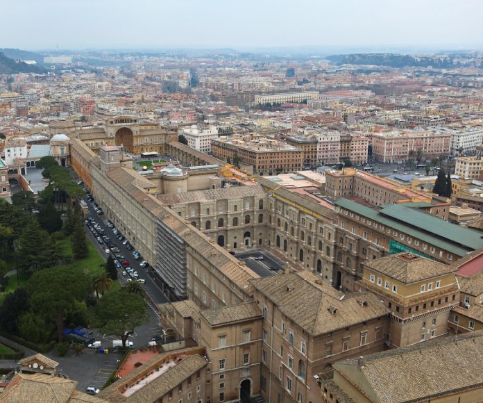 El Papa ordena pintar un palacio con l