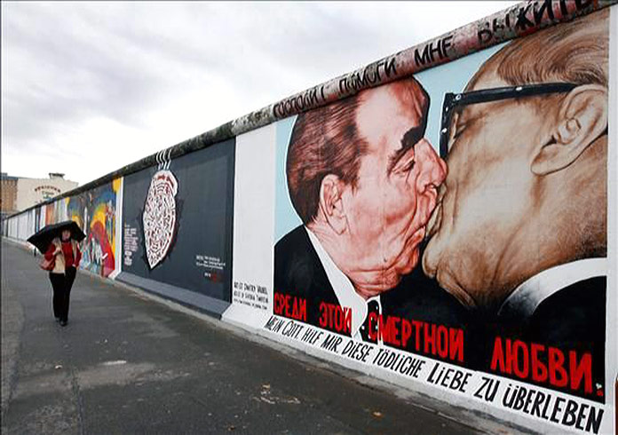 Ilustración del beso fraternal socialista en el muro de Berlín