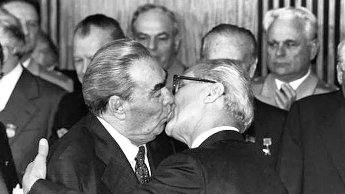 El beso fraternal socialista, de Regis Bossu