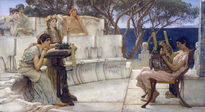 Época literaria antigua. Safo y Alcadeus. Cuadro del pintor holandés Alma-Tadema, 1881. Museo Walters Art en Baltimore, Estados Unidos. Safo de Lesbos (sentada en primer plano) y sus alumnas escuchan la "Kithara" que toca Alcadeus.