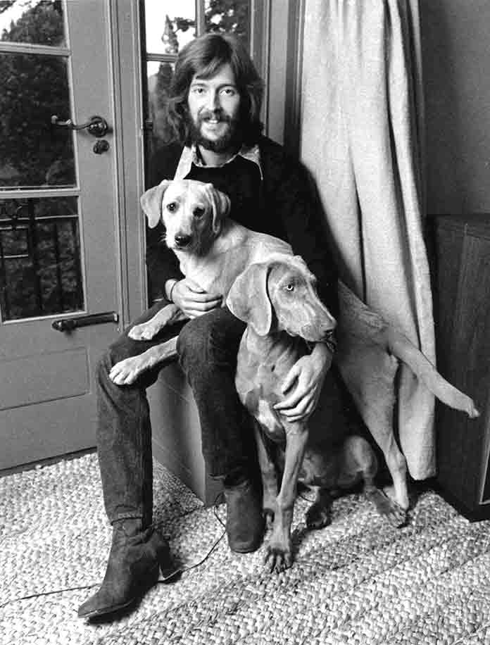 Eric Clapton en 1969 con sus dos perros