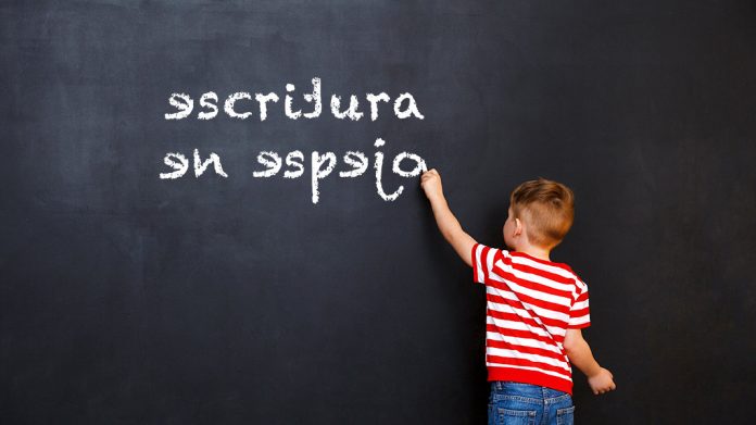 Escritura en espejo: guía completa para padres con información y ejercicios para comprenderla y corregirla