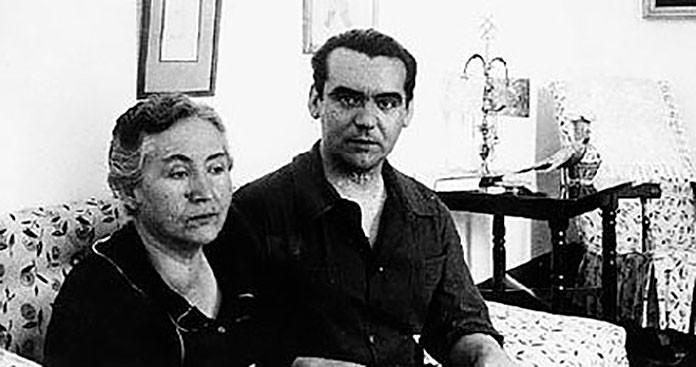 Federico García Lorca junto a su madre