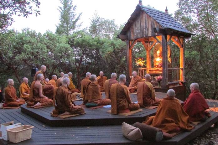 Celebración de Asalha Puja en el mosnasterio budista Abhayagiri
