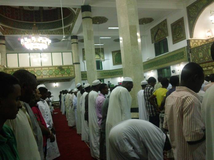 Oraciones realizadas por los fieles durante la celebración de las fiestas religiosas de Ramadán