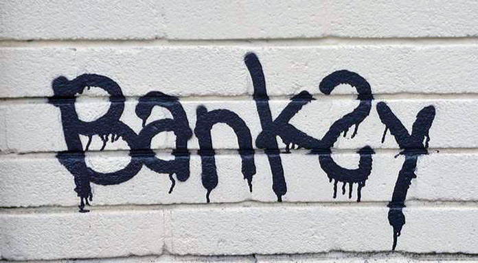 Firma de Banksy hecha con spray sobre una pared