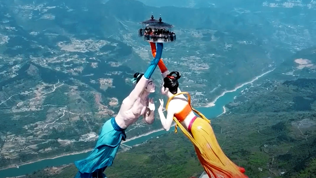 Flying Kiss: la sobrecogedora atracción china suspendida sobre un acantilado de 1000 metros