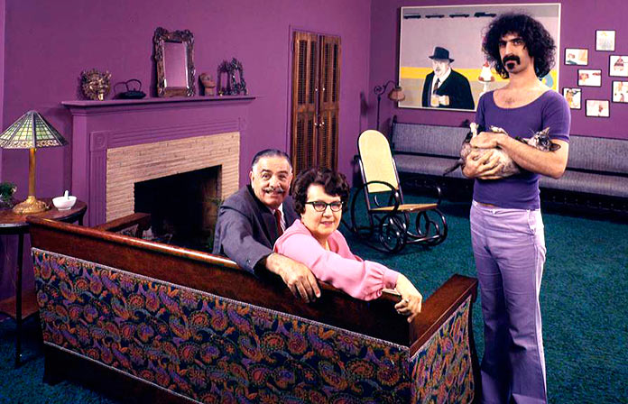 Frank Zappa con sus padres y su gato en 1971