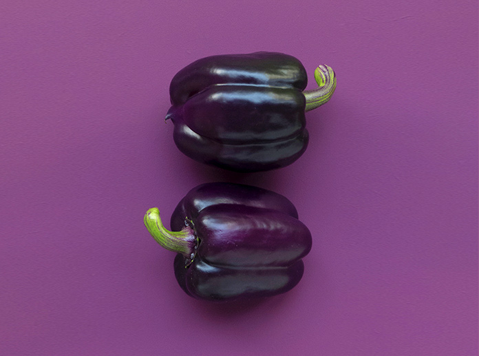 Pimientos sobre fondo violeta 