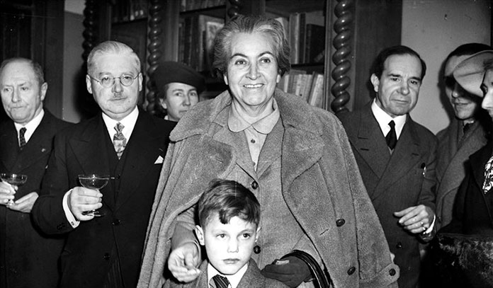 Gabriela Mistral junto a su familia