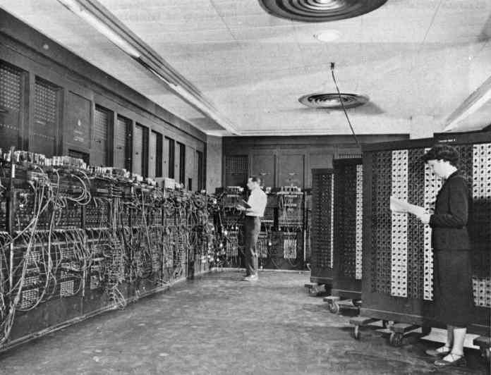 Glen Beck (fondo) y Betty Snyder (primer plano) programan el ENIAC 