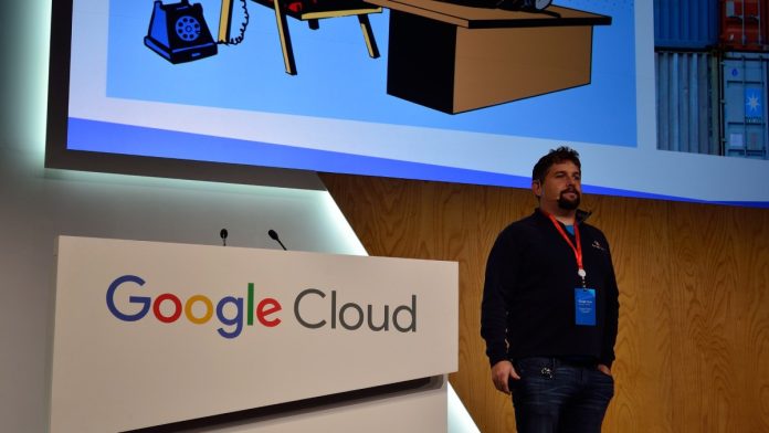 Ejecutivo de Google Cloud en una conferencia