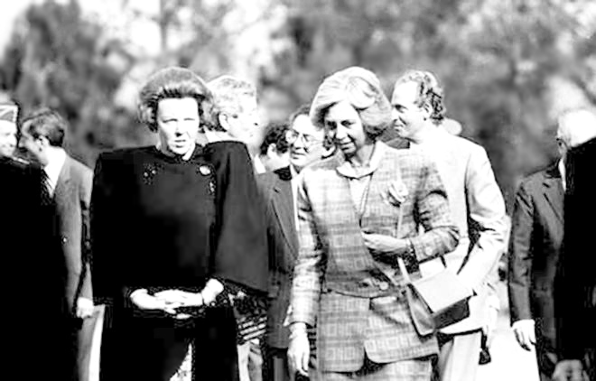 La reina Beatriz de Holanda, la reina Sofía y el rey Juan Carlos en la primera reunión Bilderberg en España celebrada en La Toja en 1989.