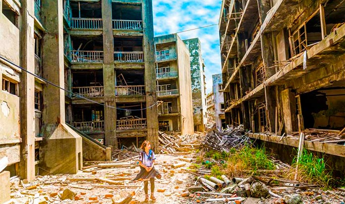 Joven paseando por las calles abandonadas de Hashima.