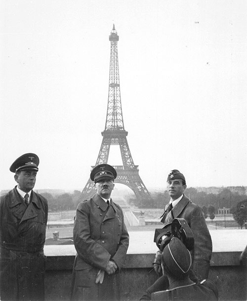 Hitler (centro) posando frente la Torre Eiffel