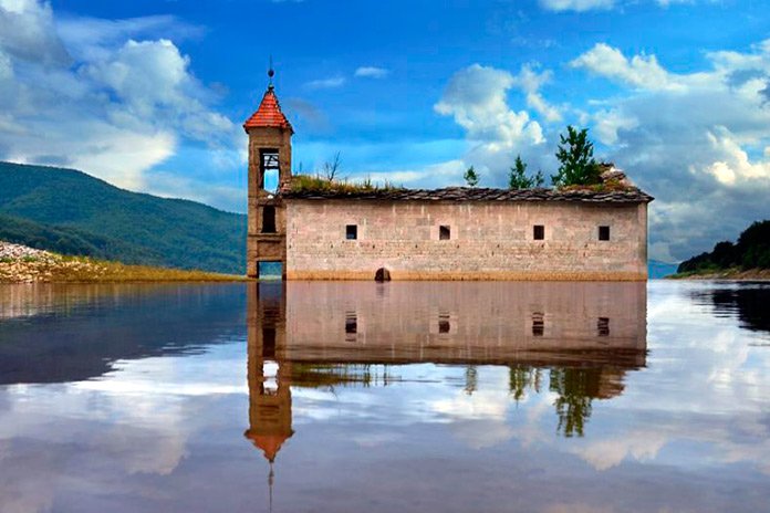 Iglesia de San Nicolás hundida en Mavrovo