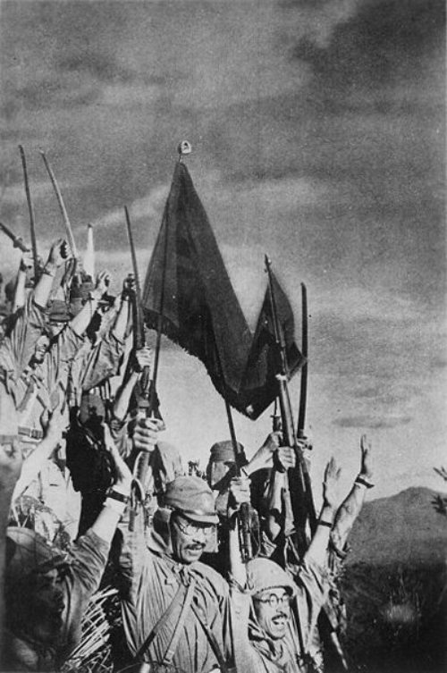 Imperio del Japón. Soldados japoneses celebrando su victoria en Bataan. Abril, 1942.