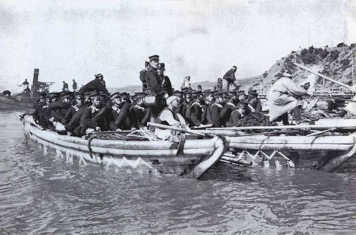 Imperio del Japón. Tropas japonesas desembarcando en la Bahía de Nampho antes de la batalla del río Yalu (1904). Autor: P.F. Collier & Son. 