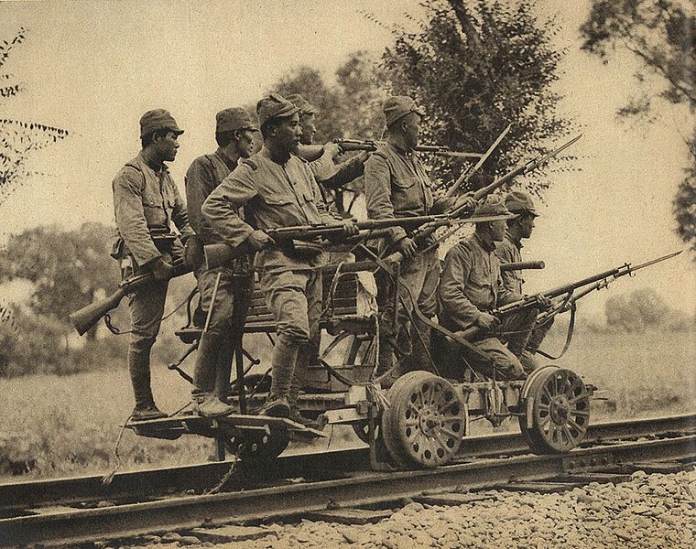Imperio del Japón. Soldados del ejército imperial patrullando en un tranvía de transporte. Revista ASAHIGRAPH (1/9/1937).