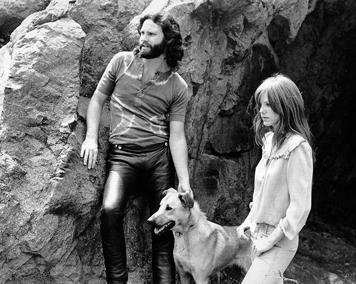 Jim Morrison con su novia Pamela Susan Courson y su perra Sage