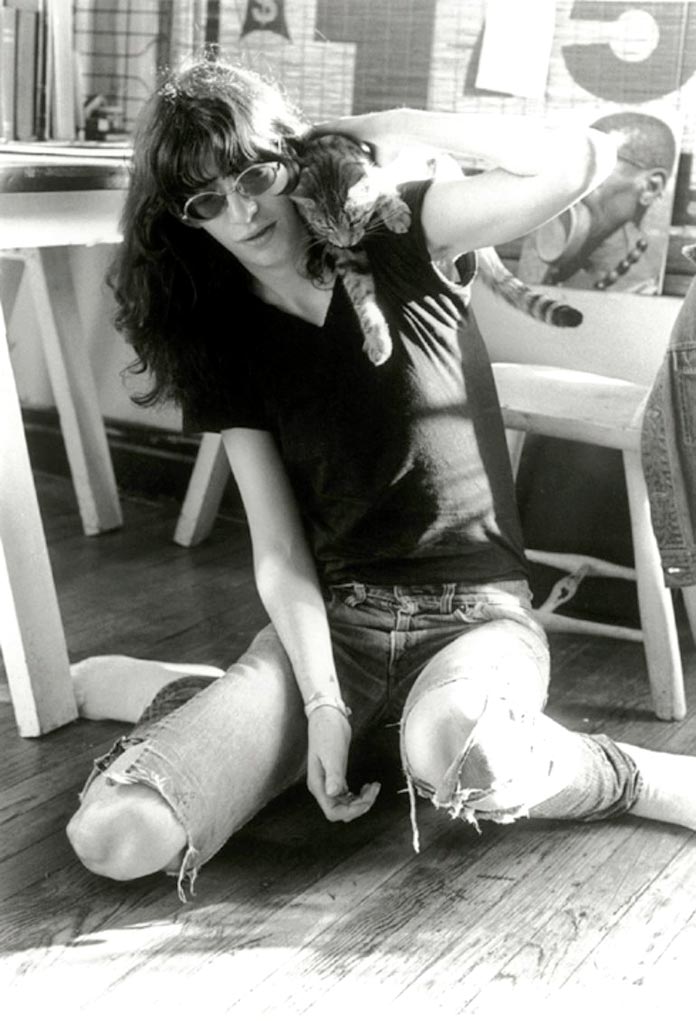 Joey Ramone con un gato en el hombro 