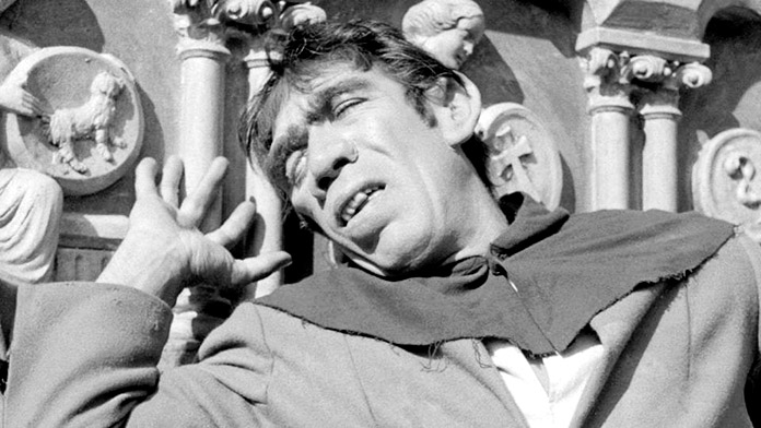 Anthony Quinn interpretando a Quasimodo