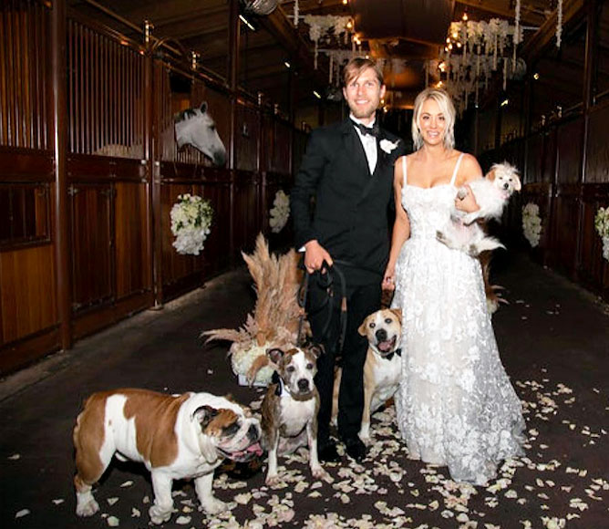 Kaley Cuoco y Karl Cook con sus perros 