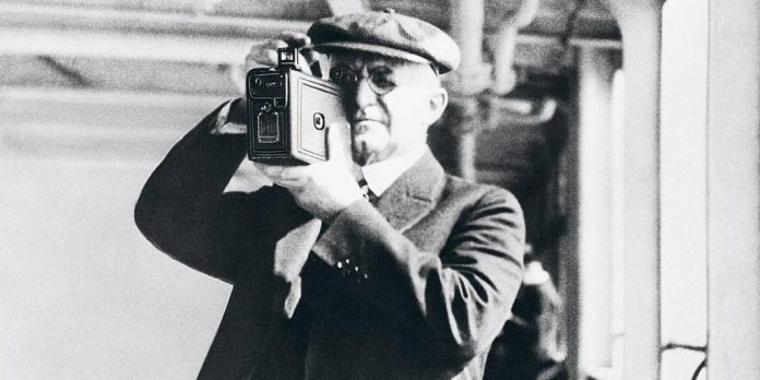 Kodak revoluciona la fotografía con la primera cámara de uso no profesional (04/09/1888)