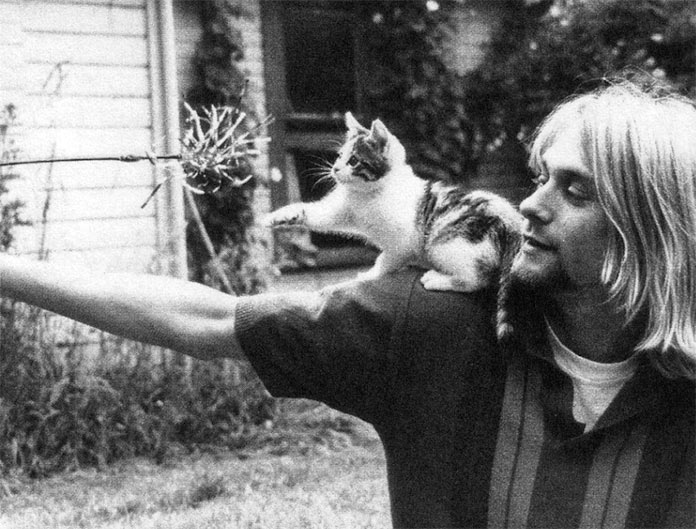 Kurt Cobain jugando con gato