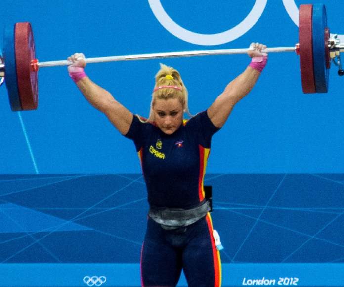 La española Lydia Valentín se tituló campeona mundial de halterofilia con tres oros