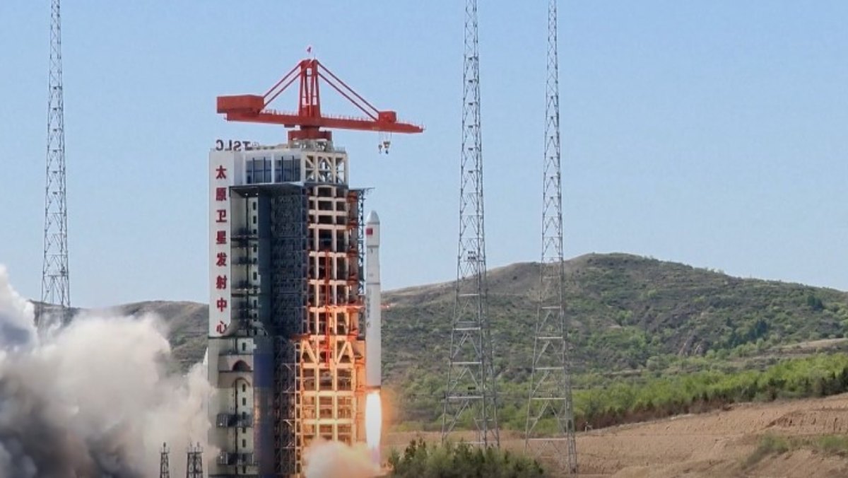 China lanza su cohete “Larga Marcha 6C”, que lleva cuatro satélites a la órbita terrestre