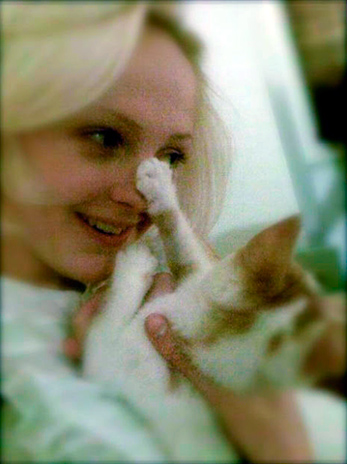 Laura Marling con su gato