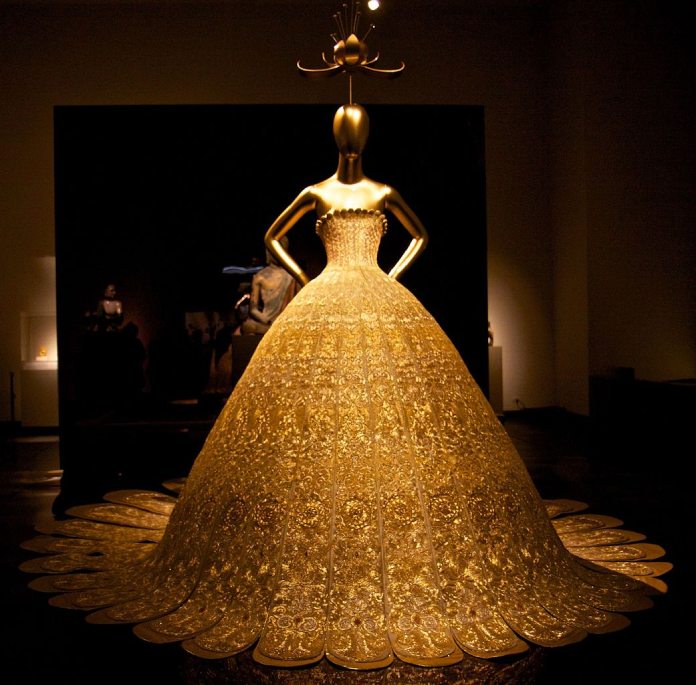 Los 20 diseñadores de alta costura más influyentes de todos los tiempos – Modelo de Guo Pei.