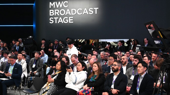 Periodistas y asistentes al MWC 2024.
