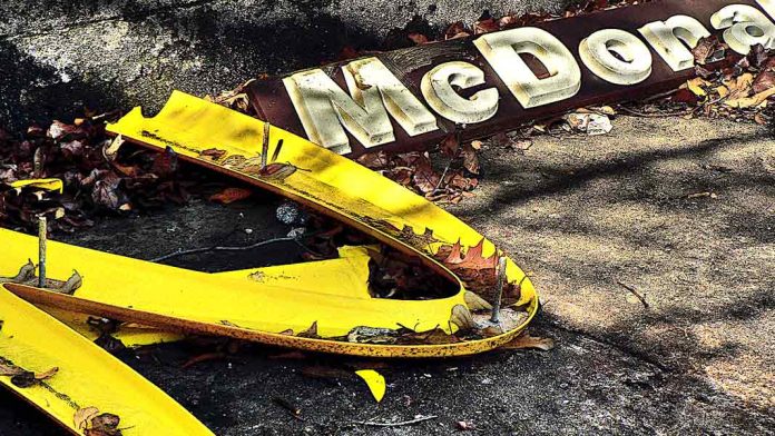 Dentro del McDonald's flotante abandonado hace 30 años