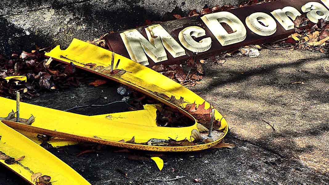 Dentro del McDonald’s flotante abandonado hace 30 años
