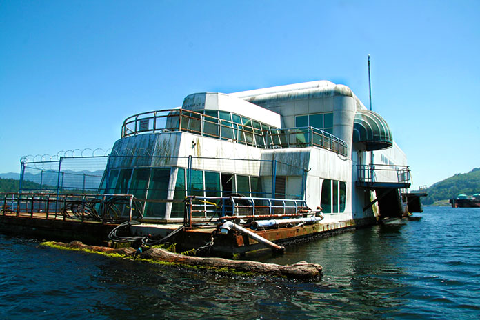 McBarge abandonado