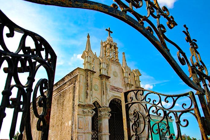 Entrada a un cementerio en México