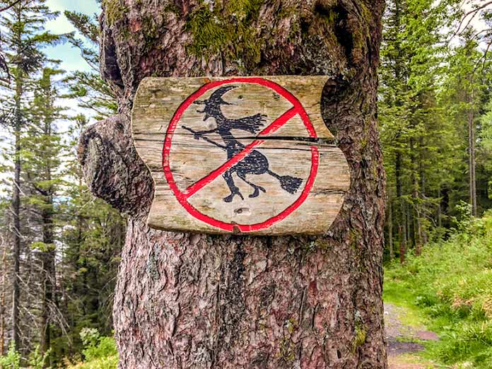 Señal Prohibido Brujas en un árbol de Floyen, Bergen. 