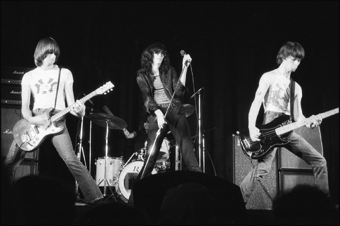 Movimiento punk. The Ramones. Concierto en The New Yorker Theater, 1976.