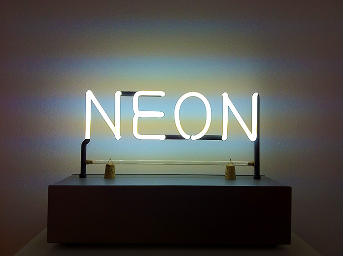 Neón, de Joseph Kosuth, 1965. Creative Commons.