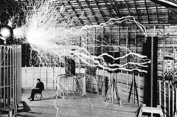 Nikola Tesla en su laboratorio