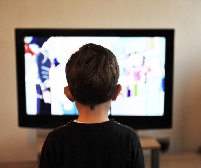 Niño-viendo-la-TV