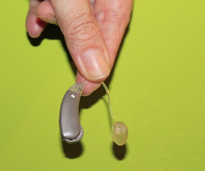 Nuevo implante auditivo mejora la audición con estimulación opto acústica