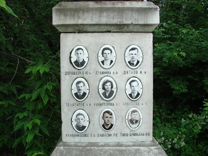 Paso Dyatlov: monumento del cementerio en Ekaterimburgo 