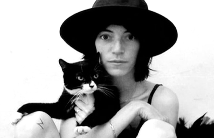 Patti Smith posando con un gato