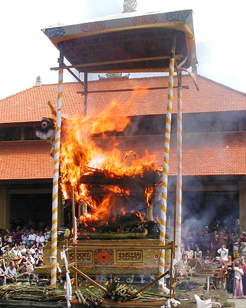 Pira funeraria: hoguera funeraria en Indonesia