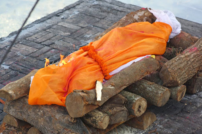 Pira funeraria: hoguera funeraria india